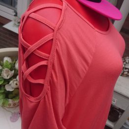 tuniek met kruisjes op de arm