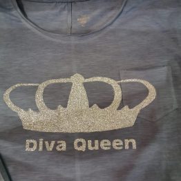 Diva Queen T-Shirt Diva Queen. In het zilver of goud of in glitter kroon en letters. Is deze T-Shirt iets wat jou aan spreekt omdat jij je een diva bent. dan voel jij je een diva Queen en dat laat je ook dan zien met dit shirt