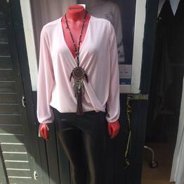 Gemeleerde leder look broek dames in het zwart.